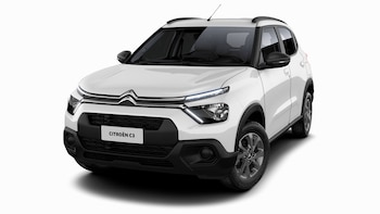 Automóvil Citroën C3 blanco de frente y tres cuartos, con techo negro, faros delanteros encendidos y logotipo Citroën en la parrilla