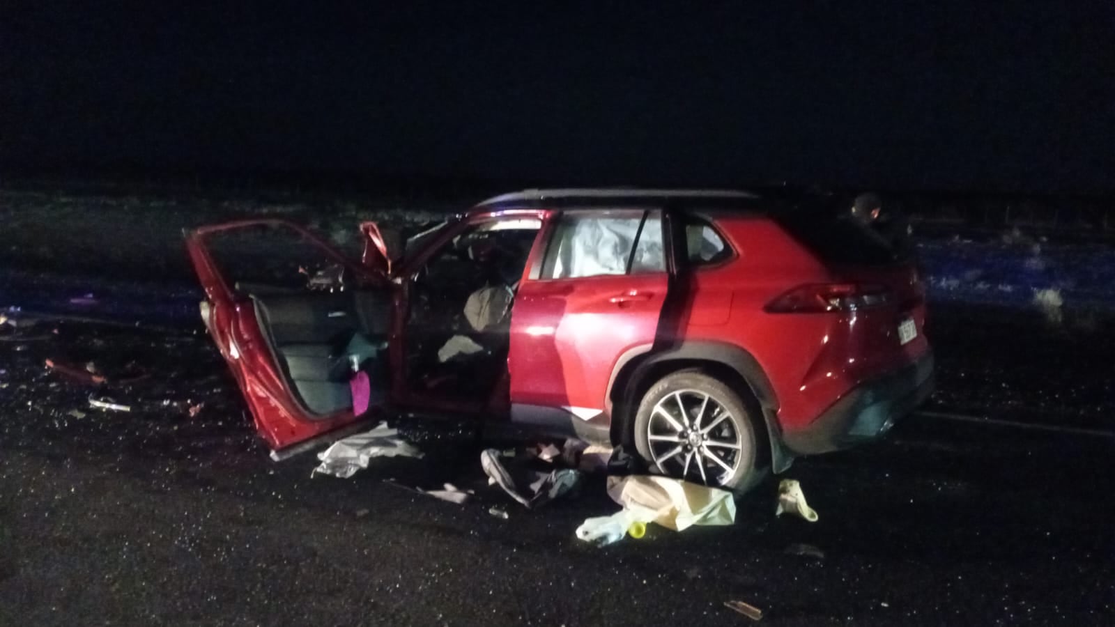 El Toyota Corolla Cross impactó contra un camión que transportaba una máquina para picar piedras que se dirigía a Añelo (Policía de La Pampa)