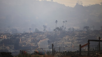 Un informe reveló que Los Ángeles no tenía un plan coordinado para recuperarse de los incendios de 2025