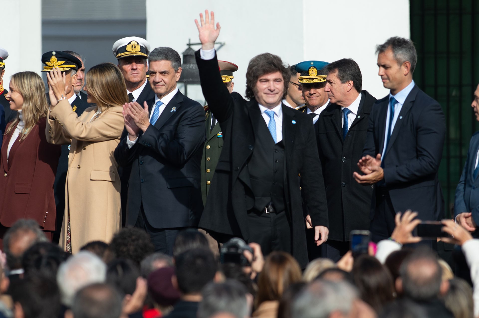 El presidente Javier Milei saluda a los asistentes junto a otros funcionarios y militares durante la ceremonia anual del Tedeum. (Jaime Olivos)
