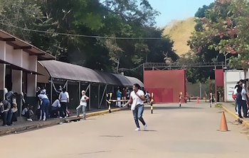 El portón de entrada a la cárcel Rodeo III donde se encunetra el general Francisco Coraspe