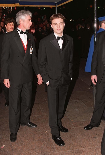 Elegancia clásica en esmoquin negro