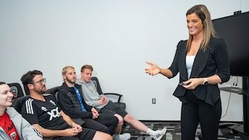 De Giovanni junto a parte