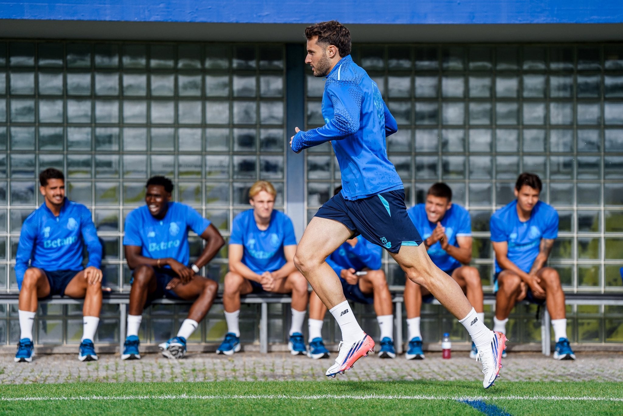 Santiago Giménez se incorporó al Porto a préstamo desde el AC Milan y comienza a entrenar con el plantel en Portugal. (X/ @FCPorto)