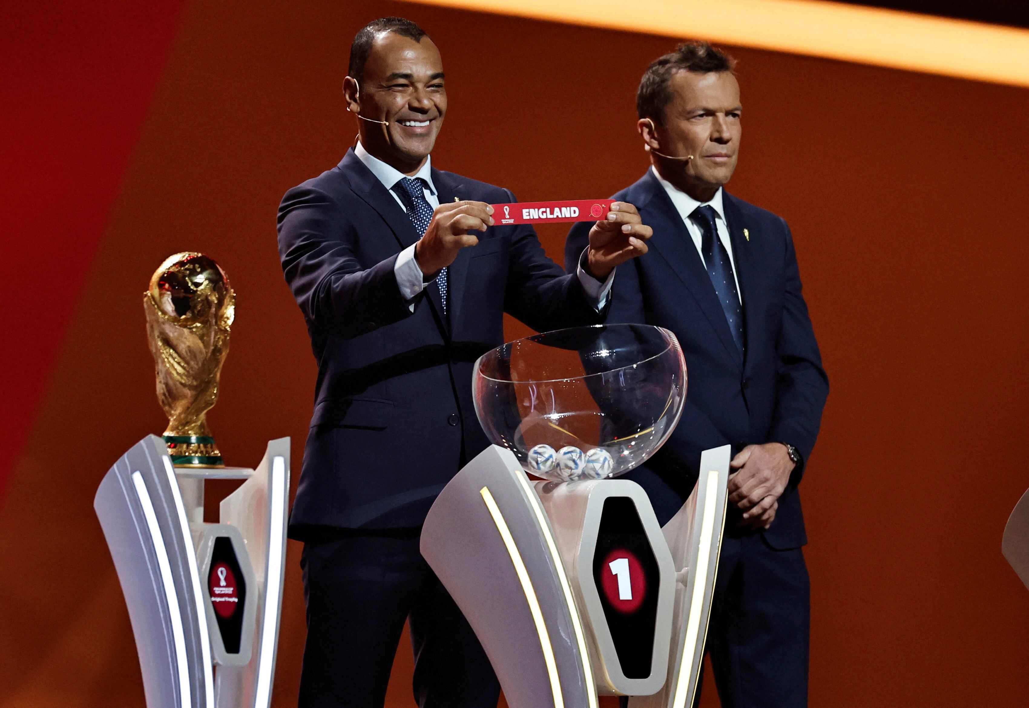 El brasileño Cafú y el alemán Lothar Matthäus en el sorteo del Mundial de Qatar 2022 (REUTERS/Hamad I Mohammed)