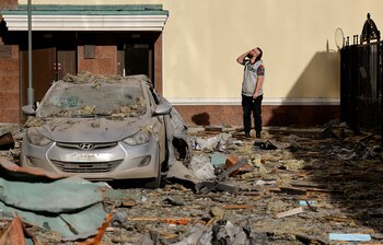 Un hombre en medio de