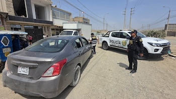 Un operativo de la Policía Nacional permitió capturar a una banda que interceptó y asaltó a un empresario en Ventanilla, donde dos sospechosos resultaron abatidos y un agente quedó herido durante la persecución