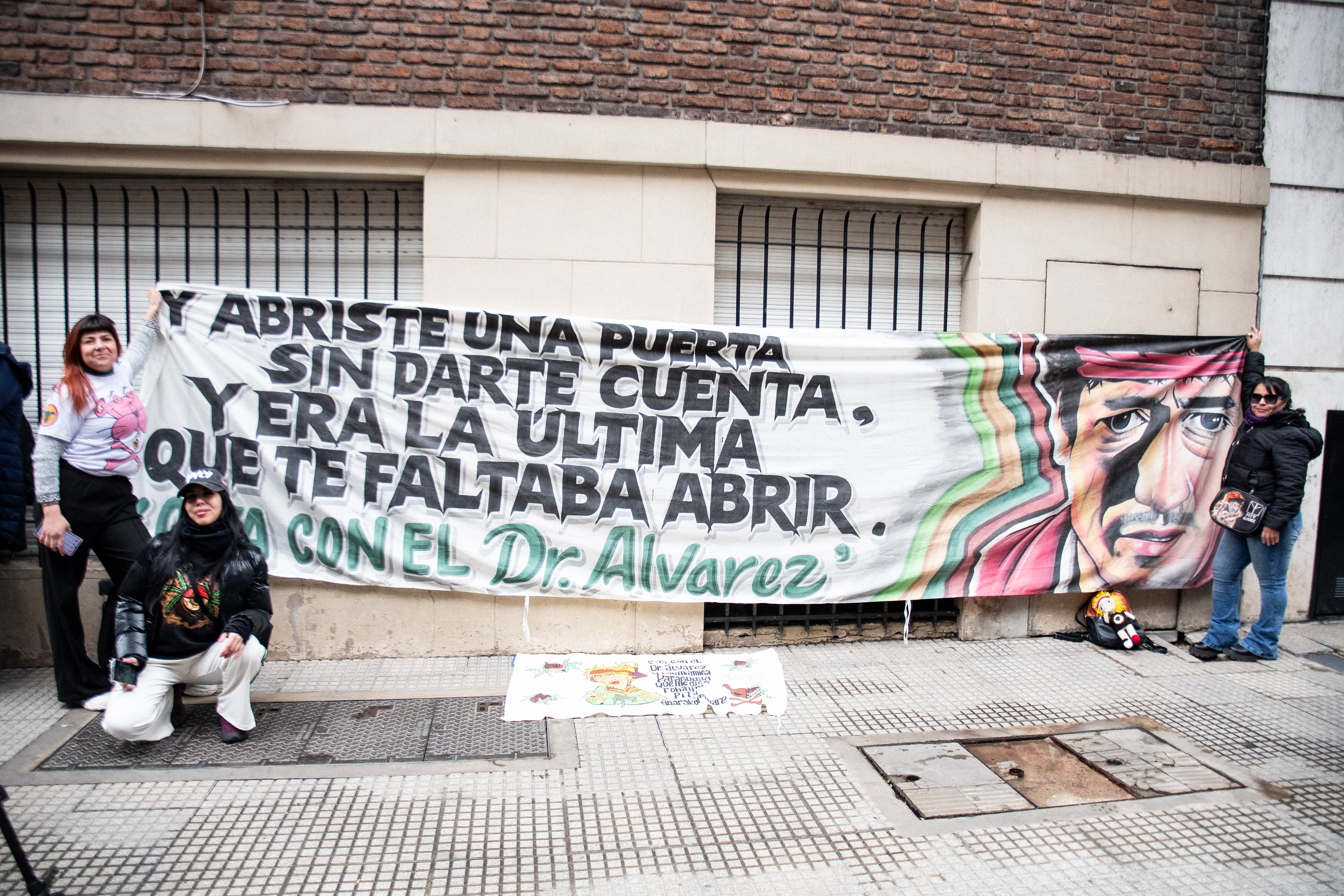La vigilia de las fanáticas que hoy llevaron una bandera.