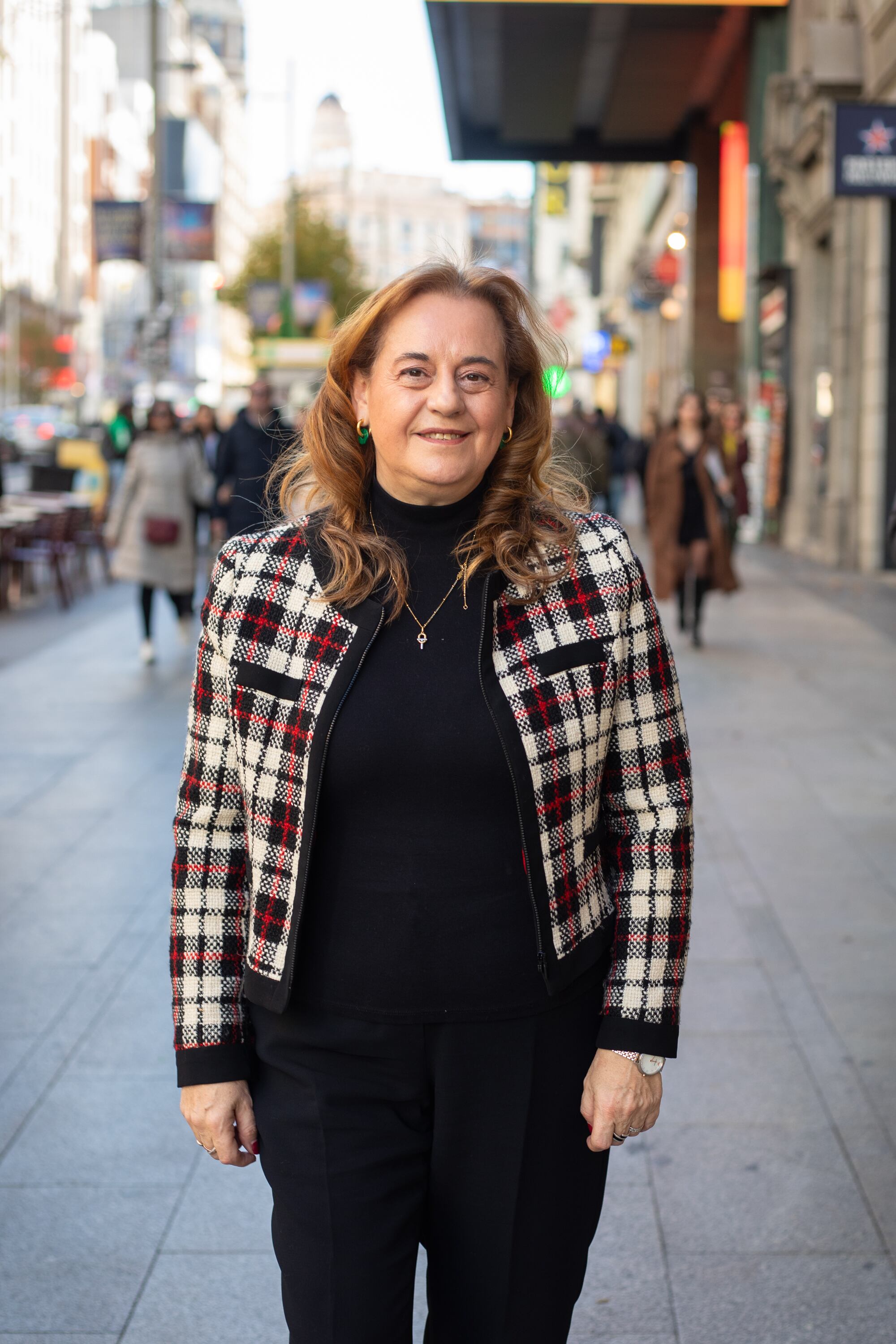 Isabel Casares posa en la Gran Vía de Madrid. (Foto: Helena Margarit).