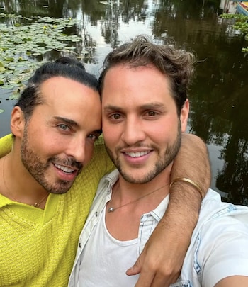 Apio y Juan Pa sostienen