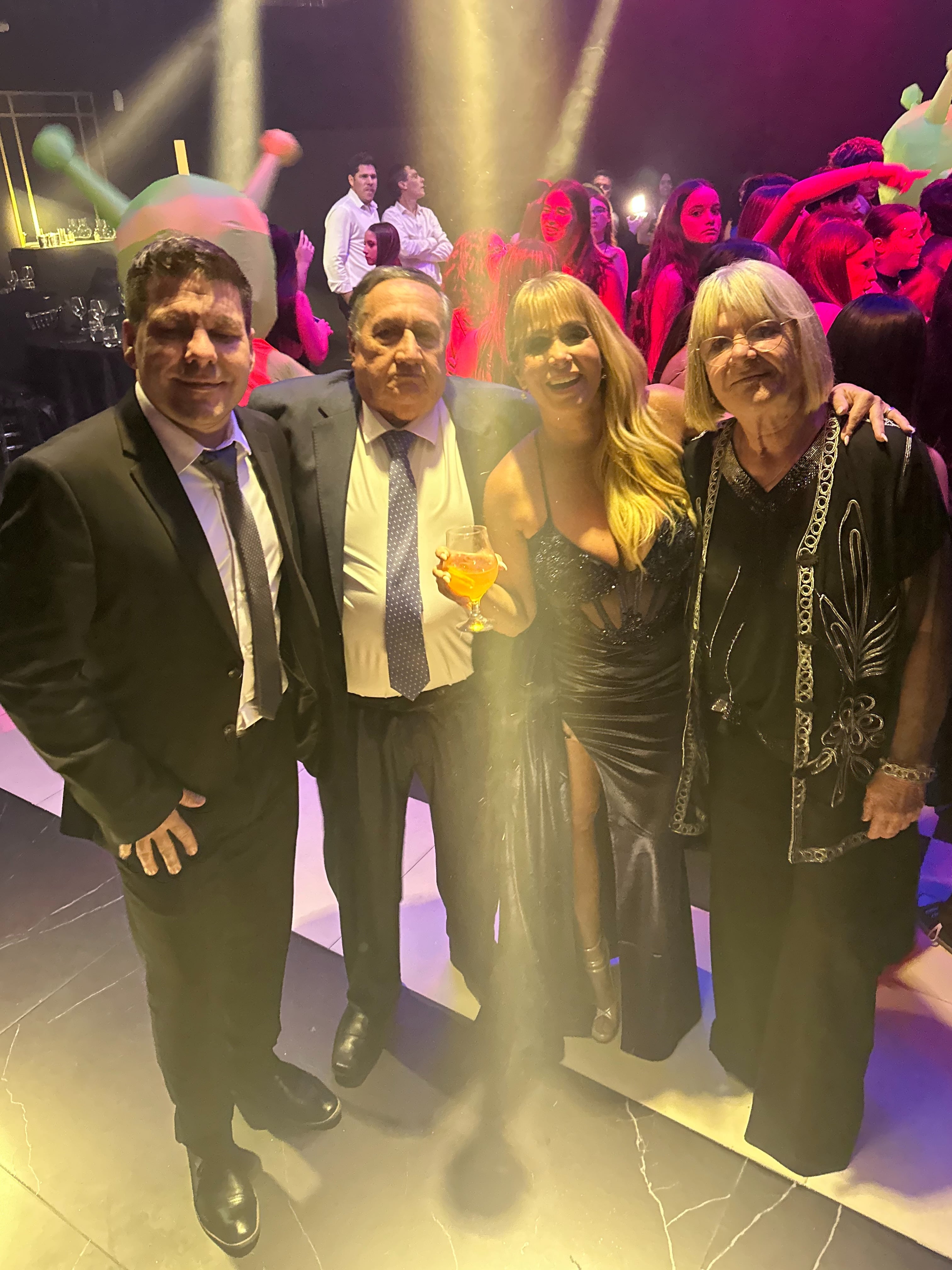 La familia extendida estuvo presente para acompañar a Fernanda Vives en este momento especial