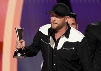 Cole Swindell recibe el premio