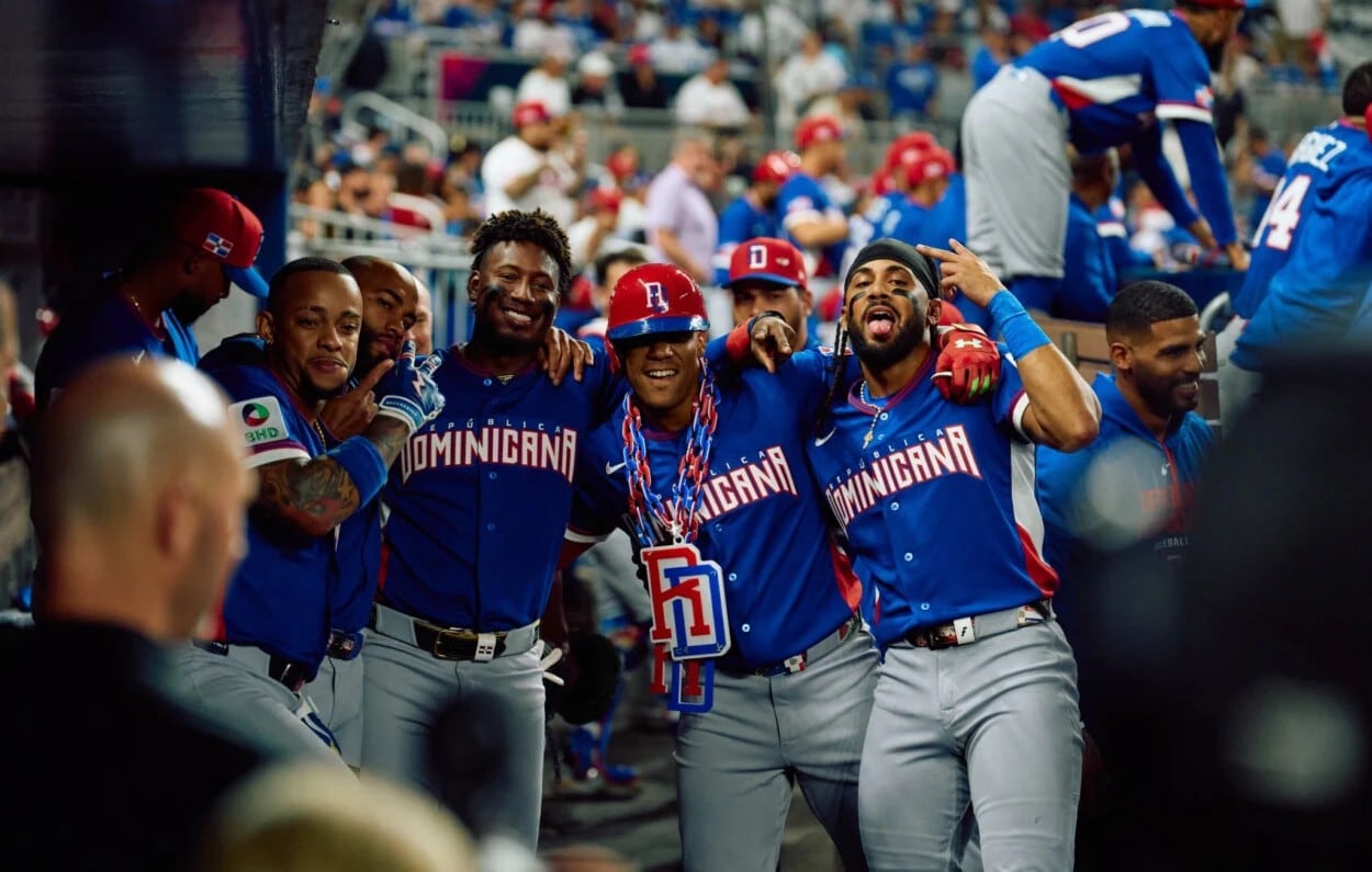 Jugadores de República Dominicana y Corea del Sur, protagonistas del duelo de cuartos de final del Clásico Mundial de Béisbol 2026 (Foto cortesía @FEDOMRD).