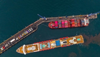 La ceremonia de bienvenida en Acajutla contó con danzas típicas salvadoreñas y la entrega de una placa conmemorativa al capitán del crucero. (Foto: Secretaría de Prensa de la Presidencia)