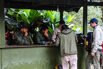 La inestabilidad del suelo y las lluvias continuas mantienen restricciones y elevan el peligro para transportistas y peatones.