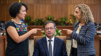 Gustavo Petro sentado de traje en el centro entre Isabel Zuleta a la izquierda y Sandra Forero a la derecha, quienes lo señalan con el dedo.