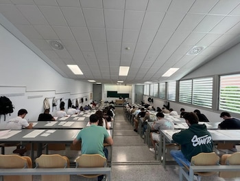 Opositores a policía durante el examen celebrado en Zaragoza.