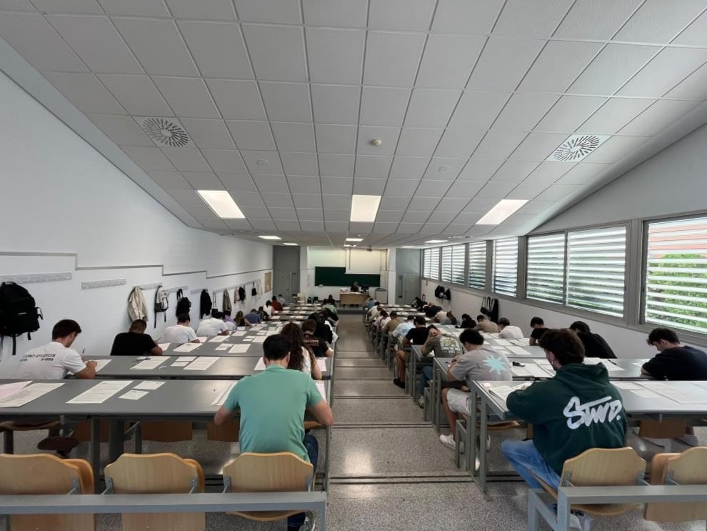 Opositores a policía durante el examen celebrado en Zaragoza.