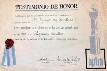 Certificado de APTRA con texto "Testimonio de Honor", mención al programa "Diáloguemos con los médicos", fecha 1970, logo de APTRA, sello y cinta