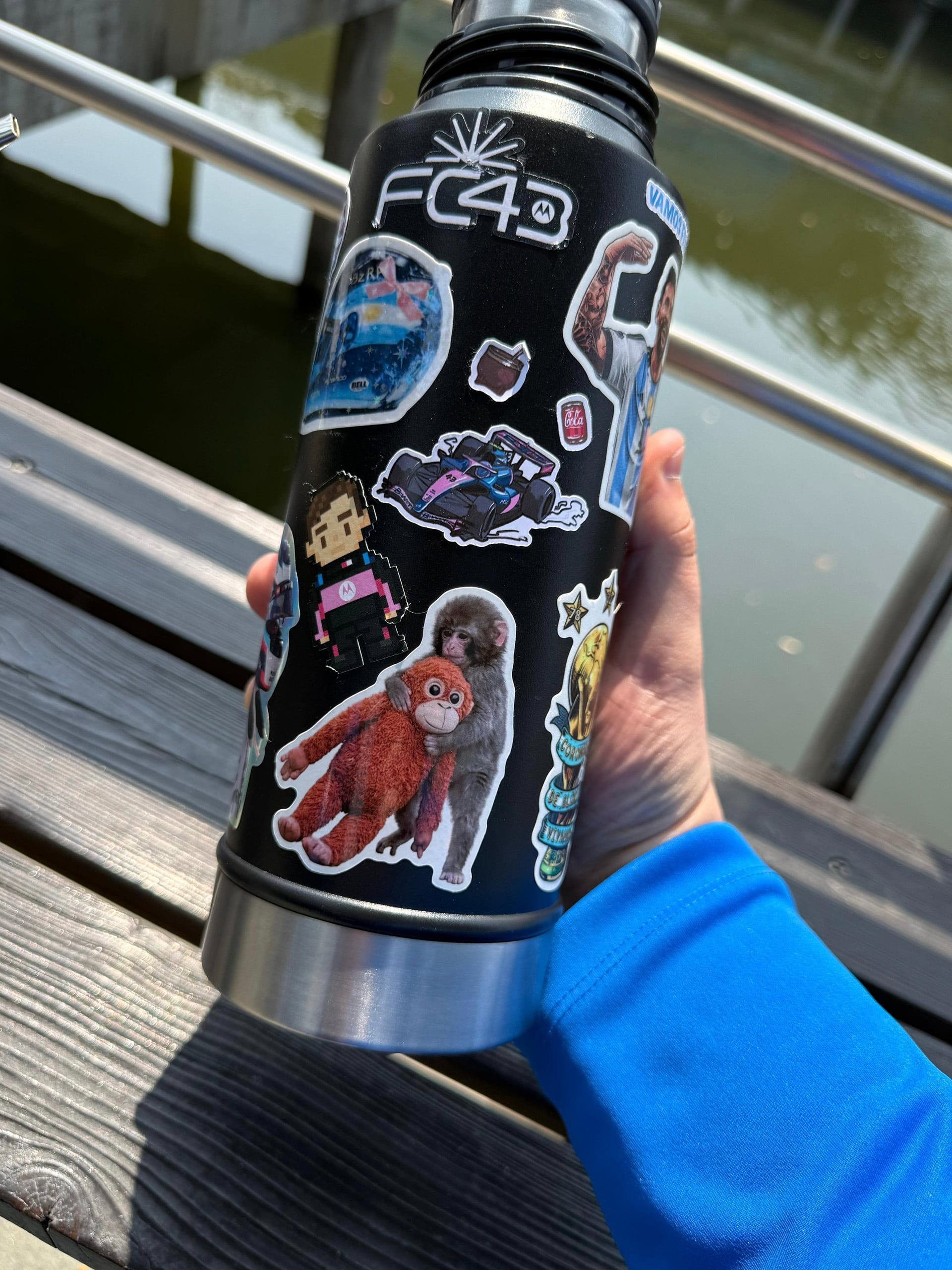 Colapinto muestra los nuevos stickers que personalizan su termo y entre ellos hay uno de Messi (@francolapinto)