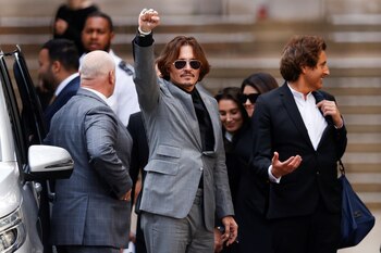 Johnny Depp sale de una audiencia de su juicio contra el tabloide The Sun. Foto: REUTERS/John Sibley