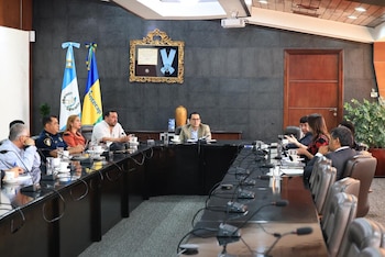 La DGT de Guatemala impulsa una estrategia conjunta para fortalecer la capacitación de pilotos del transporte de carga y buses extraurbanos./ (Dirección General de Transportes)