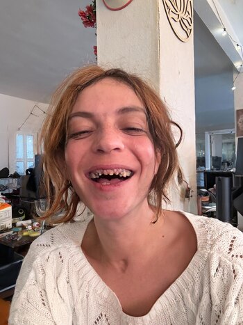 Blanes compartió un video en el que se le ve sosteniendo una botella de vodka y un cigarrillo durante una videollamada (Fuente)