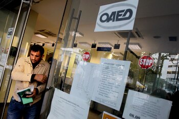 Un ciudadano sale de una oficina de empleo en Atenas (Grecia). EFE/Orestis Panagiotou/Archivo