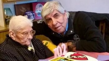 Hugo Moyano junto a su madre Celina Carrizo