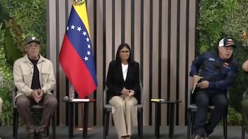 Delcy Rodríguez condecoró con la medalla "Héroes de Venezuela" a rescatistas de Italia y Suiza capturas