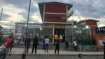 Adolescente ataca con dos cuchillos a cuatro personas dentro de secundaria en Querétaro