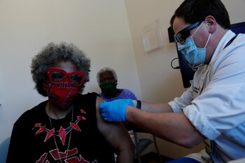 Personas siendo vacunadas con dosis