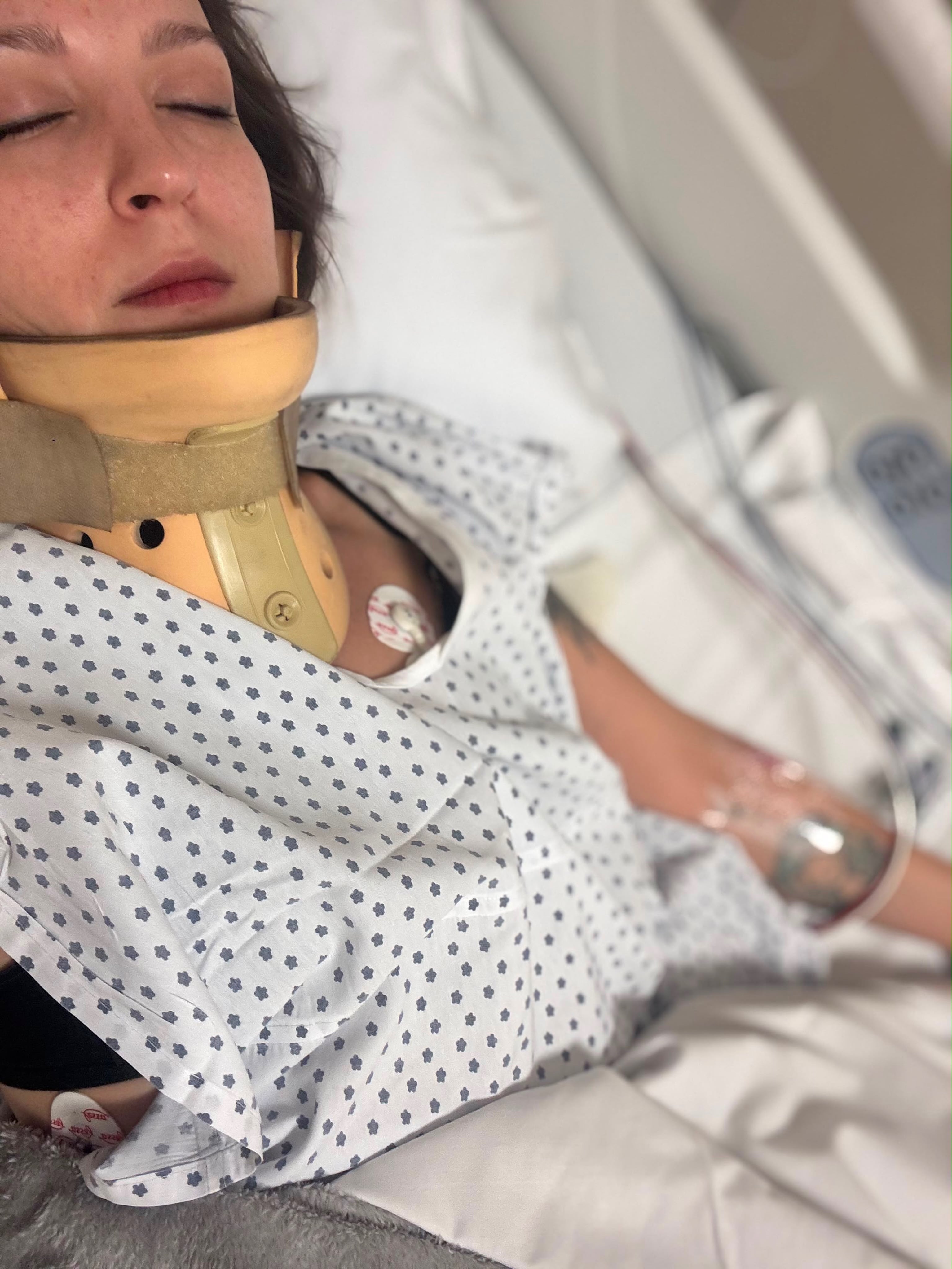 La hija de la cantante Daniela, con un cuello ortopédico en una cama de hospital, se recupera de un accidente automovilístico.