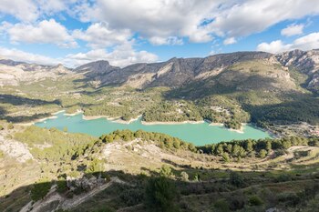 Alrededor del embalse de Guadalest se puede hacer una ruta cirtular donde apreciar todo el entorno rural. (Wikimedia/Diego Delso)