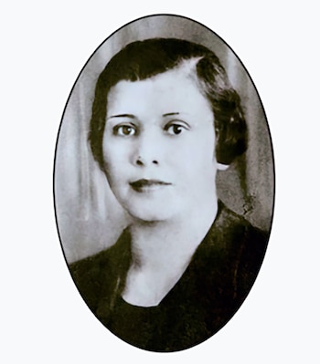 Retrato ovalado en blanco y negro de Emar Acosta, una mujer con cabello oscuro peinado con ondas, mirando al frente con expresión serena y vistiendo ropa oscura