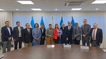 Aixa Gabriela Zelaya, presidenta interina del Consejo Nacional Electoral (CNE), durante el encuentro en el que recibió la propuesta de reformas a la Ley Electoral. (Foto: CNE)
