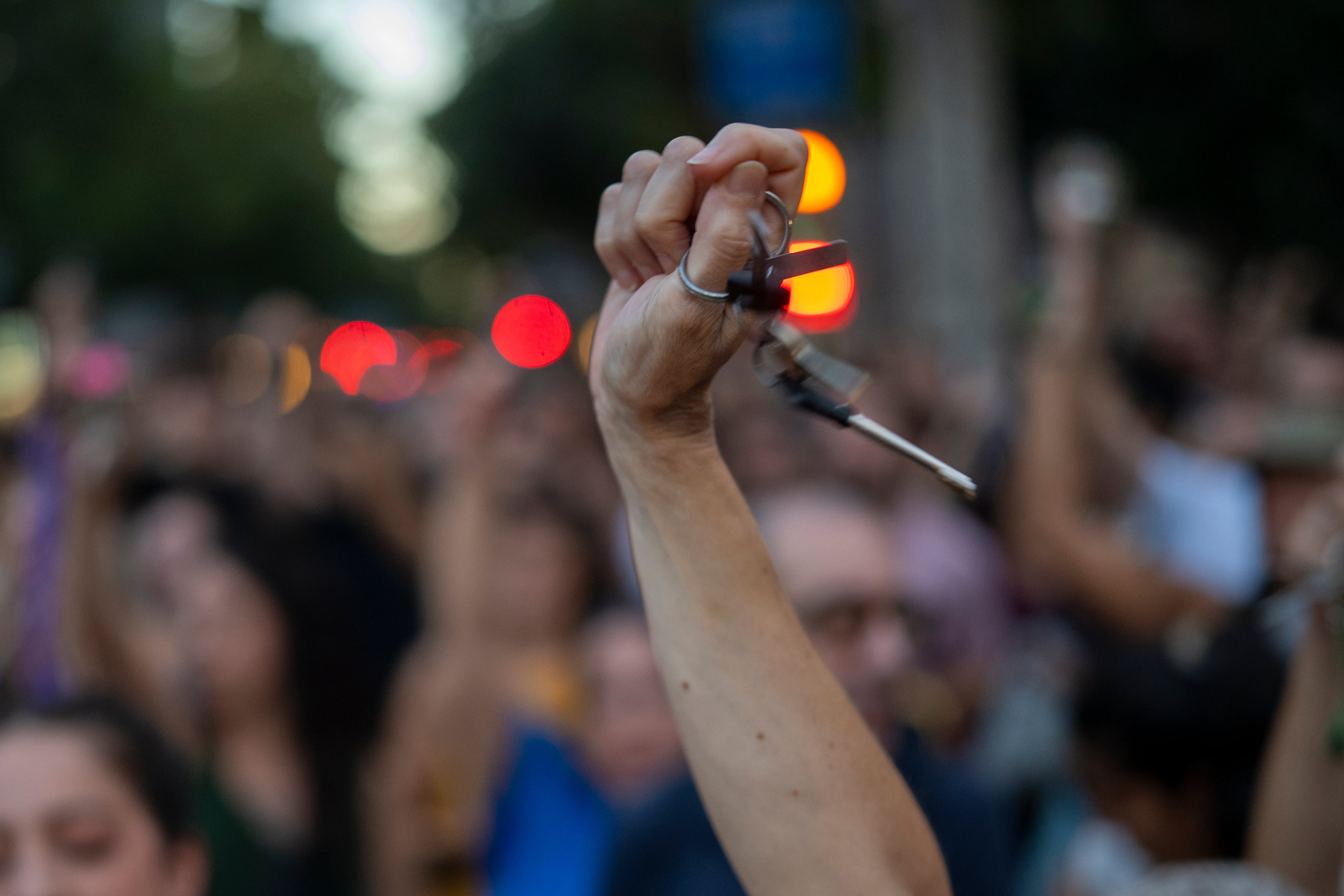 Una persona muestra sus llaves durante una concentración en apoyo a Maricarmen en Barcelona. (Lorena Sopêna / Europa Press)