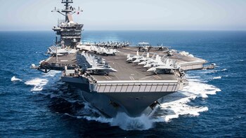 Murió un marinero del portaaviones de EEUU que sufre un brote de coronavirus