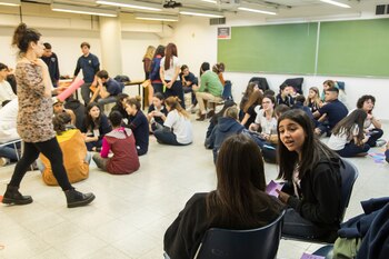 Estudiantes desarrollando ideas sobre un