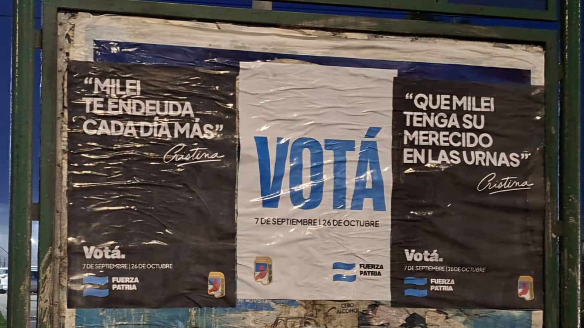 Algunos de los afiches de Fuerza Patria desplegados este sábado en distitntos puntos del conurbano