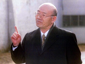El ex presidente surcoreano Chun Doo-hwan sale de la prisión de Anyang gracias a un perdón especial el 22 de diciembre de 1997 (REUTERS/Paul Barker/Archivo)
