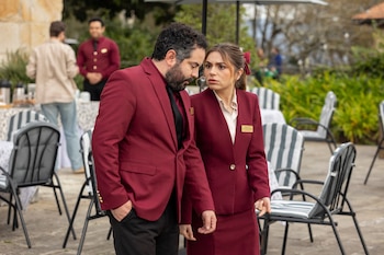 Esta imagen, difundida por ViX, muestra a Jose Eduardo Derbez, izquierda, y a Sofia Castro en una escena de la serie "Hotel Todo Incluido". (Son Aoujil/ViX via AP)