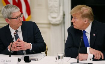 Tim Cook y Donald Trump.