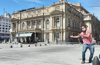 Jonathan feliz al conocer el