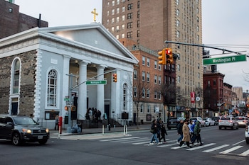 El exterior de la iglesia de San José en Greenwich Village, donde algunos se ven obligados a esperar debido a la multitud. (Brian Anselm/Para The Washington Post)