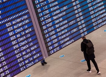 Ein Passagier geht am Flughafen München zu seinem Abflug Gate. In Bayern starten am 29.10.2021 die Herbstferien.