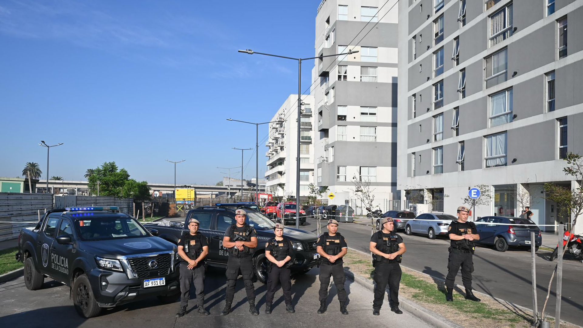Agentes de la Policía de la Ciudad¡ custodian los edificios evacuados en Parque Patricios tras el derrumbe