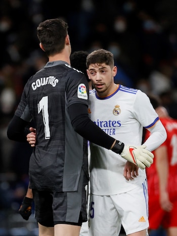 Thibaut Courtois (i) y Federico Valverde celebran la victoria ante el Sevilla. EFE / Ballesteros.