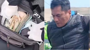 Un primer plano de una mano enguantada tocando fajos de billetes dentro de una mochila, junto a un hombre esposado con chaleco oscuro