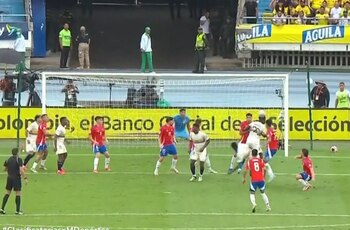 El insólito desvío del balón